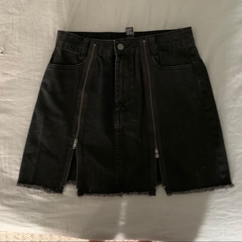 Black mini skirt w zipper detailing